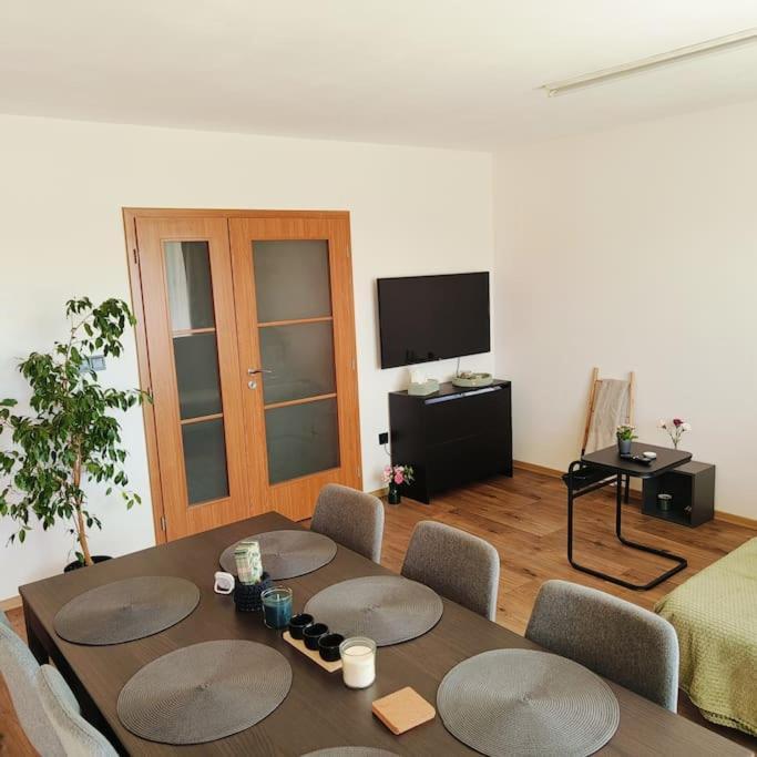 Ferienwohnung Cervena Cesta Kunovice Exterior foto
